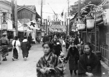 2 提灯や奉祝門で飾られた本町通り