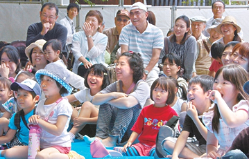 写真：昨年の人形劇