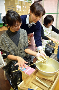 写真：工房で芯から作る 和ろうそくづくりと絵付け