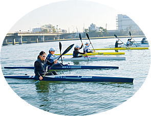 写真：、武庫川女子大学カヌー部