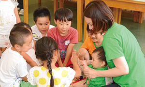 写真：子供達が遊ぶ様子