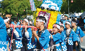 写真：お神輿を担ぐ子供達