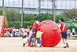 写真：小学生と中学生が一緒に行う運動会の様子