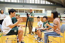 写真：選手へのインタビューの様子