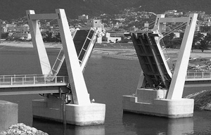 写真：御前浜橋(跳ね橋)