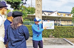 写真：酒蔵地帯を案内する様子