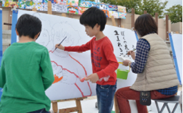 野外アートフェスティバルに参加する小学生たちの様子