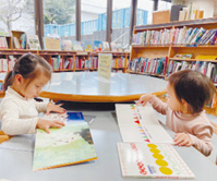 写真：絵本を読んでいる子どもの様子