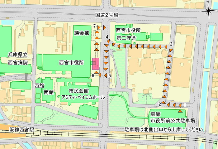 市役所前駐車場から市役所正面玄関