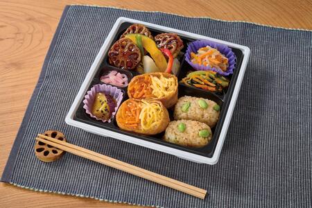 3分の1日分の野菜彩り稲荷と俵弁当の写真