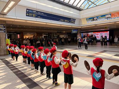 幼稚園児が楽器を演奏する様子を背後から撮影