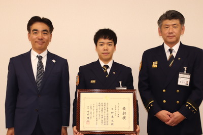 表彰の授与を受けた神川様と瓦木消防署長の写真