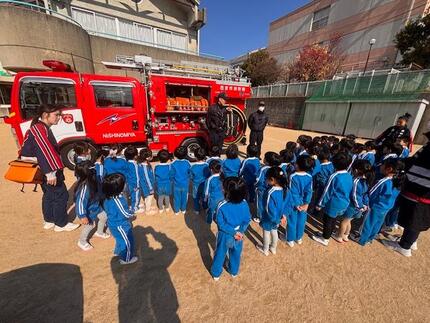 消防車の説明を受ける園児の写真