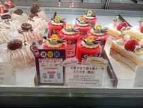 消火器ケーキ販売シーン