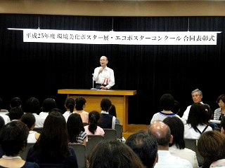 受賞者に挨拶をする河野市長