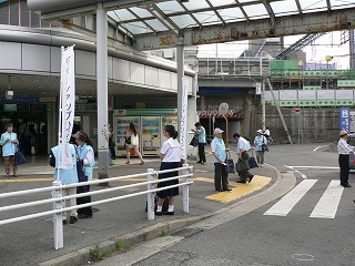 クリーンアップひょうごキャンペーン　駅前啓発活動のようす　＝　阪神甲子園駅