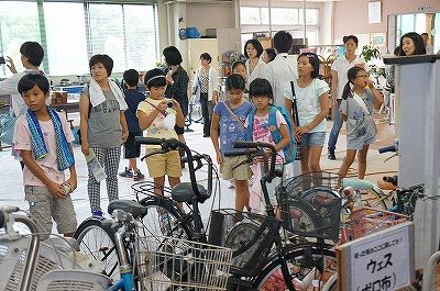 リサイクルプラザで展示自転車を見学