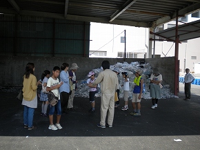 東部総合処理センター（ペットボトル圧縮施設）見学の様子1