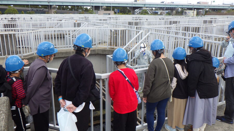 施設見学の風景