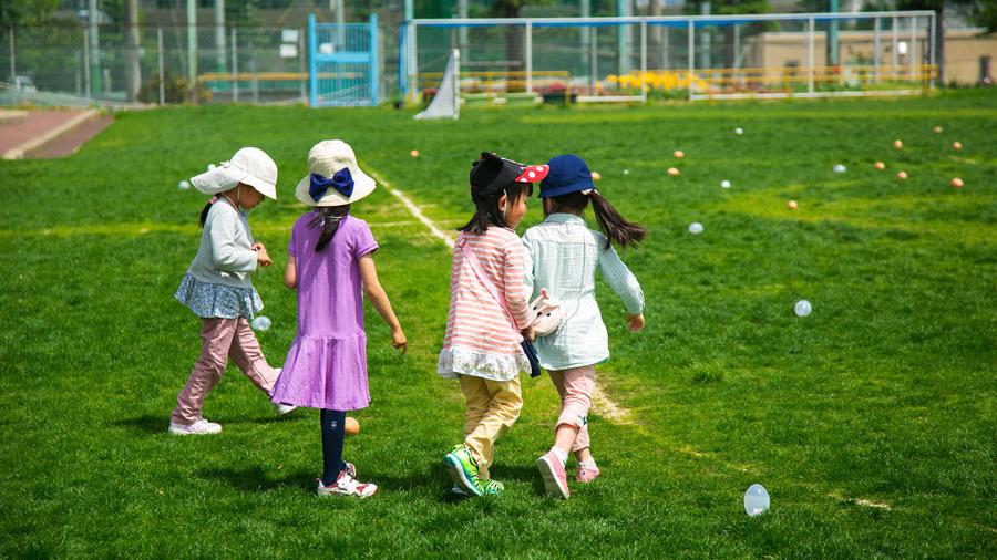 ぽかぽか陽気の中で卵を取りに行く子どもたち