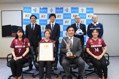 SWH 西宮 Futsal Club 女子チームによる市長表敬訪問の様子