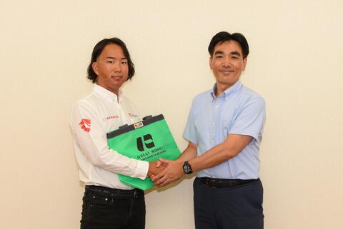 ヨットでの世界一周を達成した木村啓嗣さんによる市長表敬訪問の様子