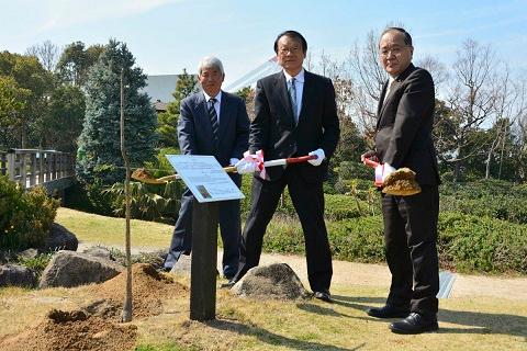 苗木の土をかぶせる関係者