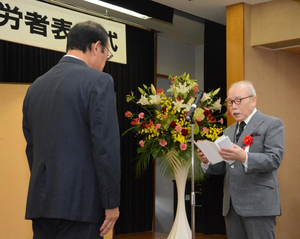 西宮副市長から表彰状を受け取る受賞者