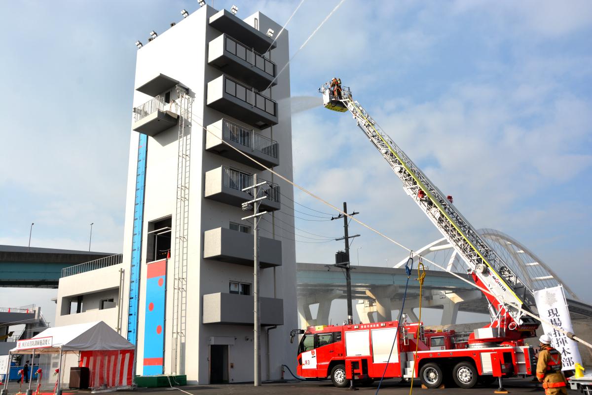 新しくできた消防訓練施設で訓練を行う様子