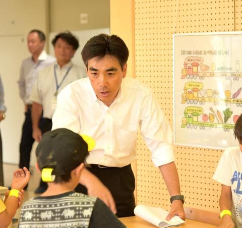 高木北小学校に訪問する石井市長