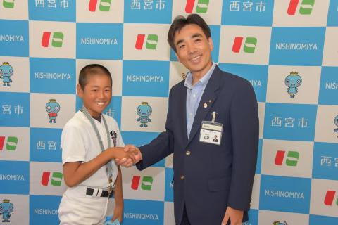 今津ファイターズ主将と市長との記念写真