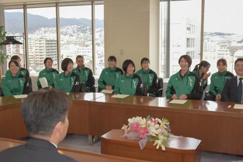 市長と談話する様子