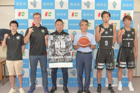 石井市長と西宮ストークスの皆さまとの集合写真