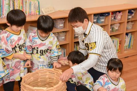 園児らと触れ合う岩崎選手