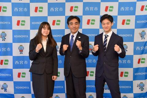 熊本風真選手、岡山さくら選手と石井市長