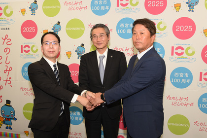 藤岡教育長、嶌村聡球団本部長兼野球振興室長、水口栄二