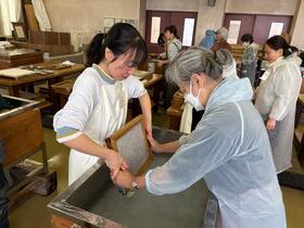 紙漉き教室の様子