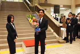 石井登志郎市長が3期目の登庁