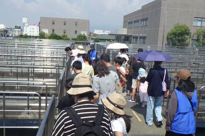 水道水の工場見学の様子