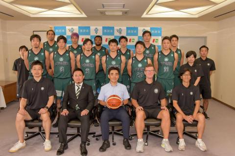 西宮ストークスの選手・関係者らと石井市長の集合写真