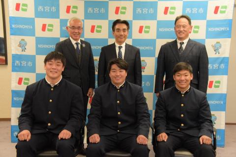 報徳の関係者と市長による記念写真