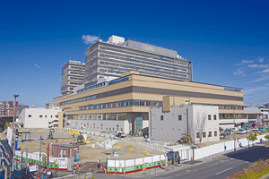 工事が進む西宮総合医療センター(仮称)と大塚中公園