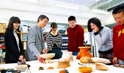 大手前学園（考古学専攻授業風景）